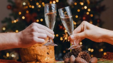Yeni yıl için bir kadeh şampanya..
