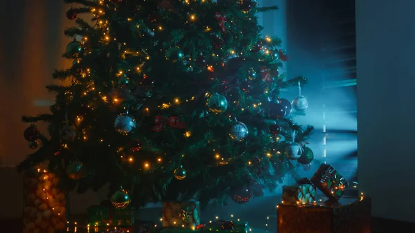 クリスマスツリーとギフトボックス — ストック写真