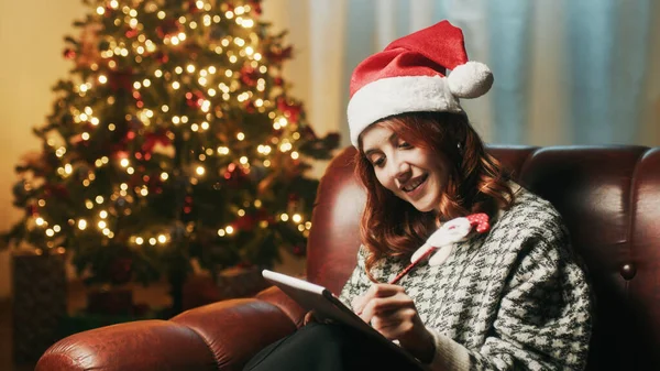 Dívka Píše Vánoční Dopis Pro Santa Clause — Stock fotografie