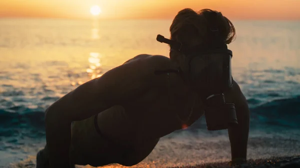 Mann Trainiert Bei Sonnenaufgang Strand Mit Gasmaske — Stockfoto