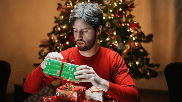 Menino Com Caixa Presentes Natal — Fotografia de Stock
