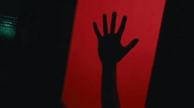 El Aranıyor Penceresinin Arkasında Yardım Arıyor