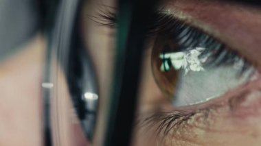 Kahverengi gözlüklü Macro shot.