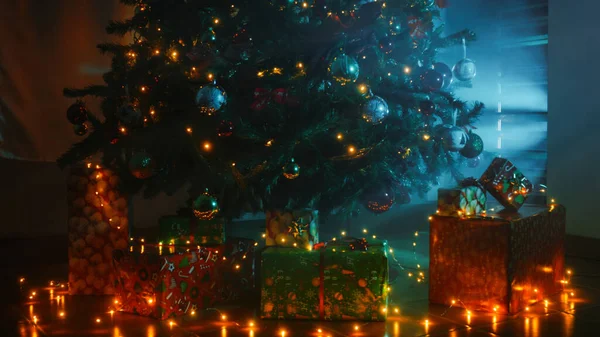 Κοντινό Πλάνο Του Χριστουγεννιάτικου Δέντρου Και Κουτί Δώρου — Φωτογραφία Αρχείου