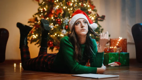 Menina Escreve Carta Para Papai Noel — Fotografia de Stock