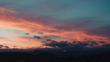 Gökyüzünde çarpıcı bir gün batımı.