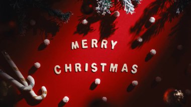 Merry christmas metin kırmızı zemin üzerine.