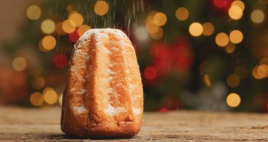 Pandoro pastasına pudra şekeri..