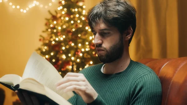 Noel Havasında Bir Kitap Okuyorum — Stok fotoğraf
