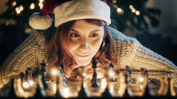 Fille Joue Aux Échecs Sur Humeur Noël — Photo