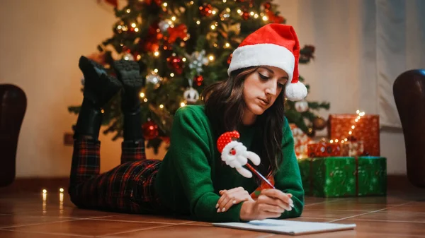 Menina Escreve Carta Para Papai Noel — Fotografia de Stock