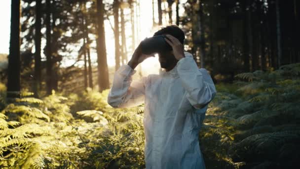 Pojken Sätter Förstärkt Verklighet Glasögon Bergen Bland Träden — Stockvideo