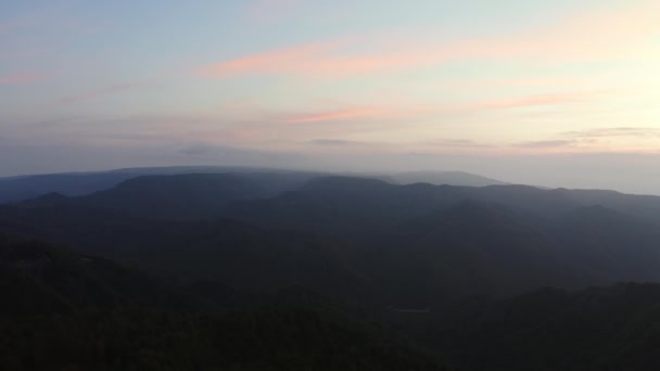 Luftaufnahme Der Bergsilhouette Bei Sonnenuntergang — Stockvideo