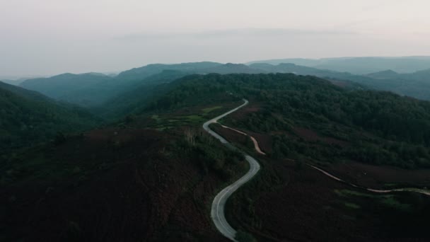 Letecký Pohled Klikatou Silnici Horách Soumraku — Stock video