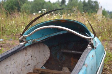Paslı eski bir motosiklet sepeti tarlada terk edilmiş.