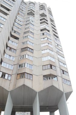 Yüksek binalar dünyasının alışılmadık bir temsilcisi olarak bacaklar üzerinde bir ev.