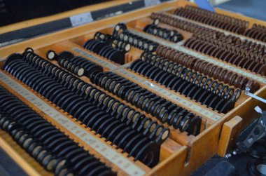 Göz iltihabına göre klinik kırılmayı belirlemek için bir lens seti