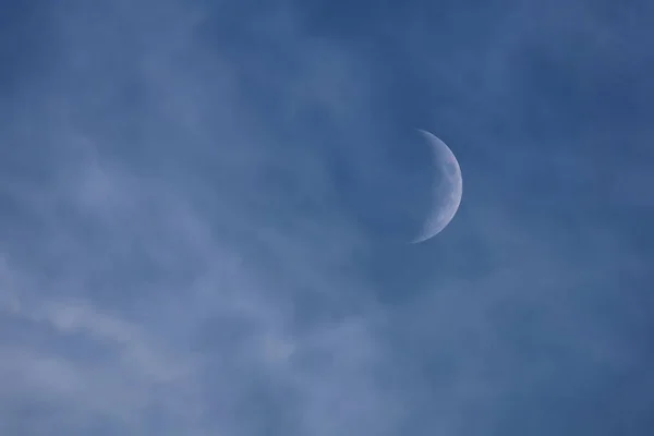 Månen Himlen Första Kvartalet Med Moln — Stockfoto