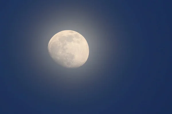 Skinnande Måne Kvällen Och Blå Himmel — Stockfoto