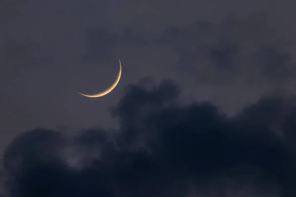 Månen Himlen Första Kvartalet Med Moln — Stockfoto