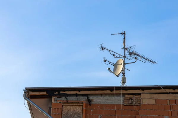 Parabolic Antenna Antennas Receiving Signal Roof Unfinished Family House —  Fotos de Stock