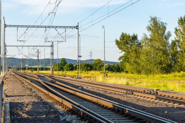 Kırsal kesimden geçen elektrikli demiryolu hattı..