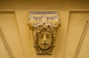Medusa kafası, tarihi bir evin cephesinde bir süs olarak kullanılıyor..