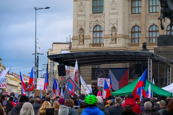 Демонстрация в Праге на Вацлавской площади против принудительной вакцинации против ковида-19 — стоковое фото