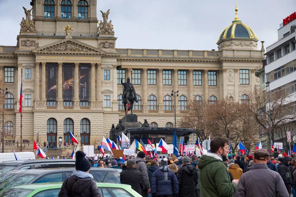 Демонстрация в Праге на Вацлавской площади против принудительной вакцинации против ковида-19 — стоковое фото