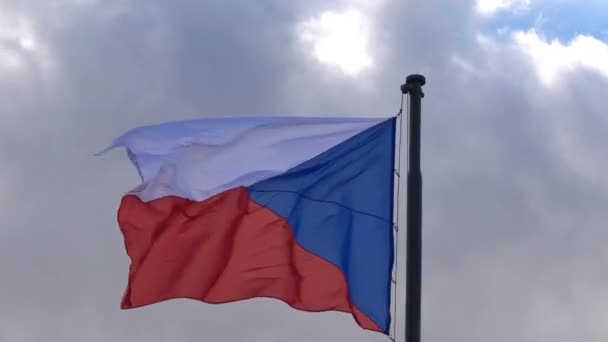 Vídeo de acenando bandeira checa no céu nublado — Vídeo de Stock