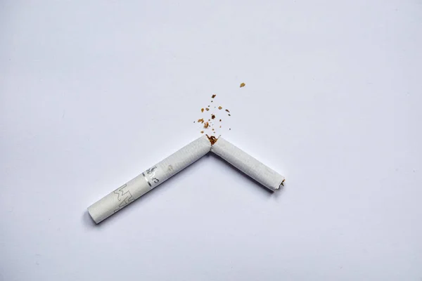 白い背景でタバコを吸い. — ストック写真