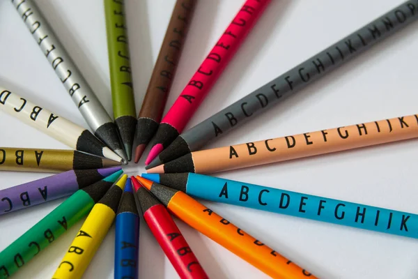 Buntstifte mit Buchstaben in einem Kreis angeordnet. — Stockfoto