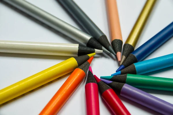 Lápis de cor com letras dispostas em um círculo. — Fotografia de Stock