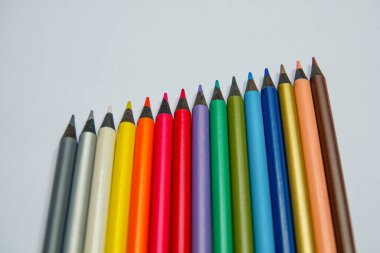 Yan yana dizilmiş farklı renkli pastel boyalar.