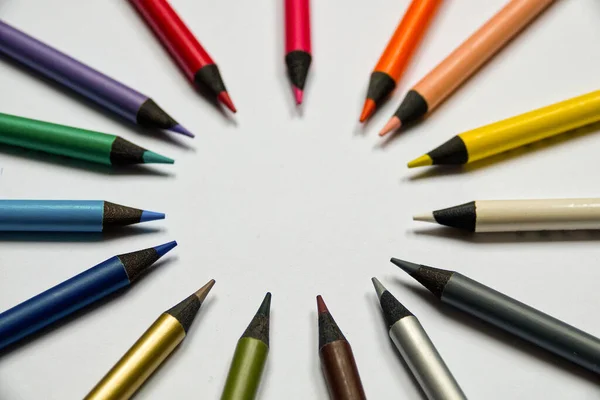 Lápis de cor com letras dispostas em um círculo. — Fotografia de Stock