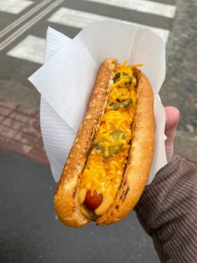 Jalapenolu ve ızgara çedarlı sosisli sandviç..