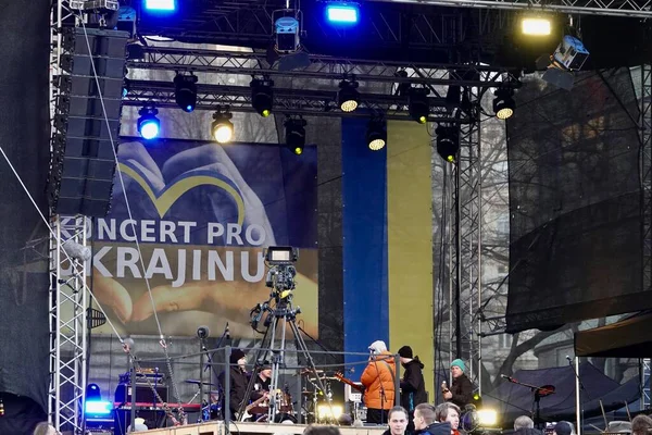 Прага, Чехия - 1 марта 2022 года: Концерт в поддержку Украины в Праге на Вацлавской площади в сотрудничестве с Чешским телевидением. — стоковое фото