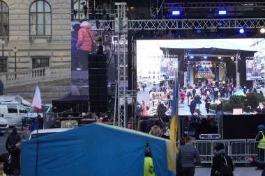 Prag, Çek Cumhuriyeti - Mart 12022: Çek televizyonuyla işbirliği içinde Prag 'da Wenceslas Meydanı' nda Ukrayna için yardım konseri düzenlendi.