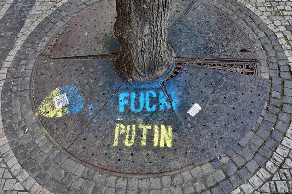 The inscription Fuck Putin and a drawn heart in the color of the Ukrainian flag on the ground on Wenceslas Square in Prague. — Stock Photo, Image