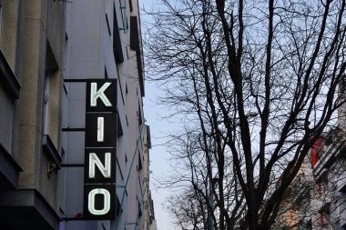 Prag Zizkov 'daki ev cephesinde sinema tabelası.