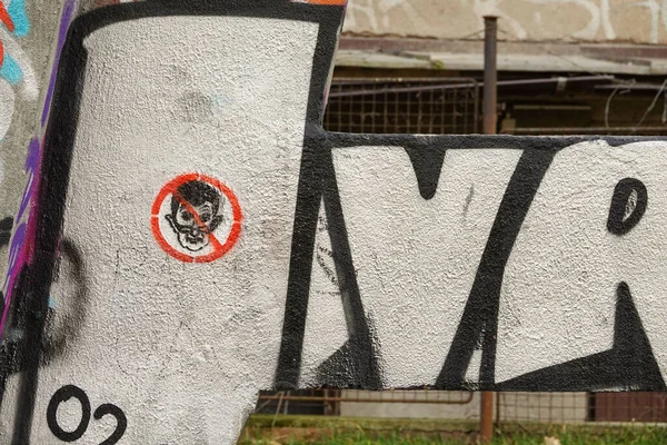 Прага, Чехия - 14 февраля 2022 года: Граффити против чешского политика Андрея Бабиса на колонне в Праге в Жижкове. — стоковое фото