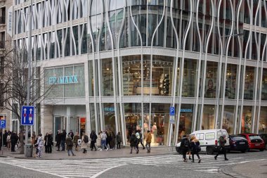 Prag, Çek Cumhuriyeti - 5 Mart 2022: Prag 'da Wenceslas Meydanı' nda yeni inşa edilen The Flow Building 'deki Giyim Dükkanı Primark.