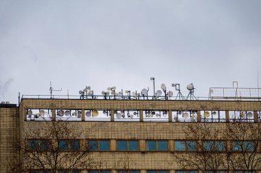 Prag 'da Zizkov' daki bir evin çatısında çeşitli antenler ve vericiler var..