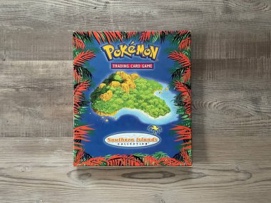 Prag, Çek Cumhuriyeti - 16 Mart 2022: Özel sınırlı koleksiyon seti Güney Pokemon Ticaret Kartı Adaları Albümü.