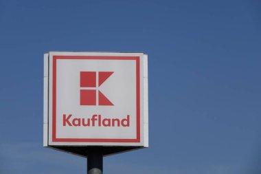 Prag, Çek Cumhuriyeti - 27 Mart 2022: Süpermarketin önünde Kaufland imzası. Kaufland, aynı zamanda Lidl ve Handelshof 'un da sahibi olan Schwarz Gruppe' nin bir parçasıdır..