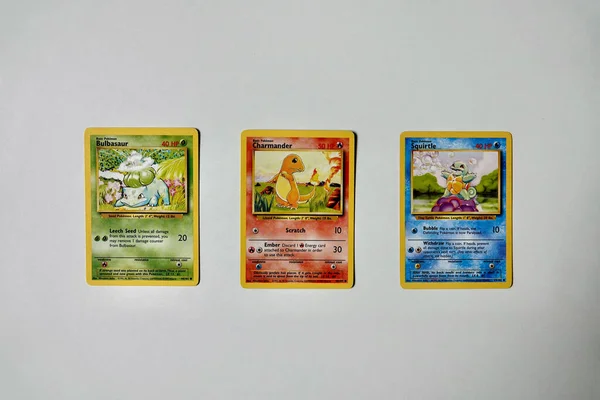 Praga, República Checa - 3 de abril de 2022: Bulbasaur, Charmander e Squirtle Pokemon cartões frente. Três Pokemons iniciais dos primeiros jogos para Gameboy — Fotografia de Stock