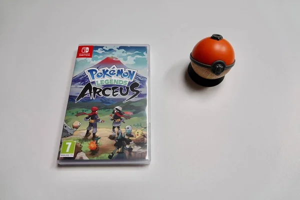 프라하, 체코 공화국 - 2022 년 4 월 3 일 : Pokemon Legends Arceus case and pokebout on white background — 스톡 사진