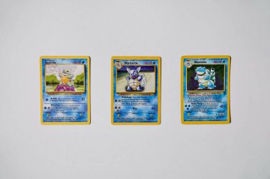 Prag, Çek Cumhuriyeti - 3 Nisan 2022 Squirtle, Wartortle ve Blastoise Pokemon kartları. Gameboy için ilk oyunlardan itibaren Pokemon evrimleşmelerini başlat