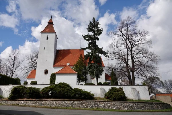 Kostel Narození sv. Jana Křtitele v obci Hovorcovice v České republice — Stock fotografie