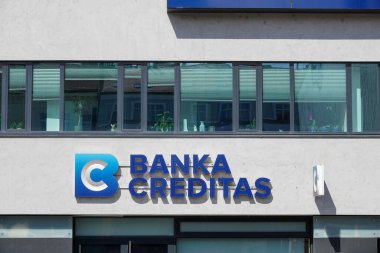 Prag, Çek Cumhuriyeti - 11 Nisan 2022: Banka Creditas logosu Prag, Karlin 'deki ana ofislerinin önünde. Creditas, perakende bankası haline gelen eski bir Çek Kredi Birliği..